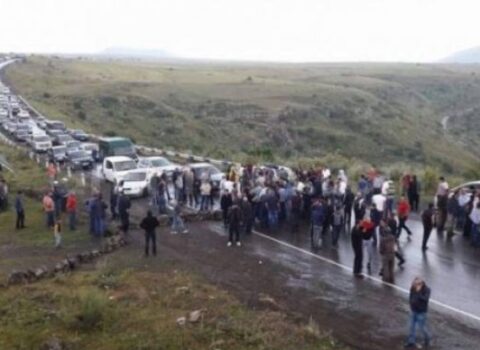 Ermənilər İran-Ermənistan yolunu bağladı