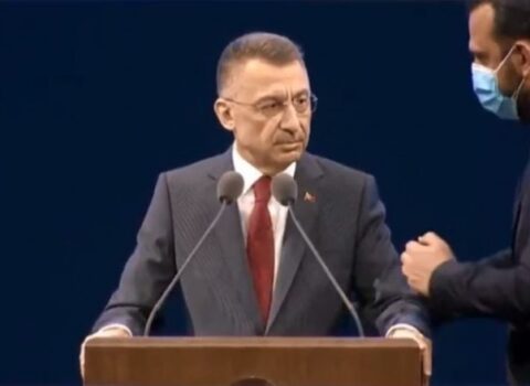 Türkiyə vitse-prezidentinin çıxışı zamanı halı pisləşdi, salondan çıxarıldı – ANBAAN VİDEO