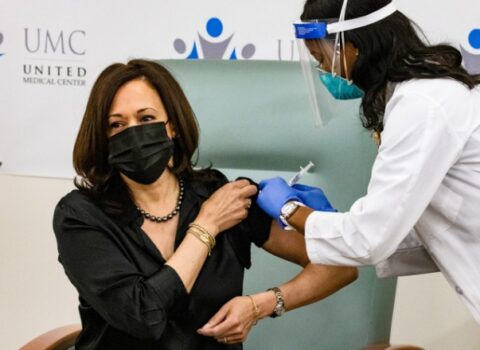 Kamala Harris canlı yayımda peyvənd olundu – VİDEO
