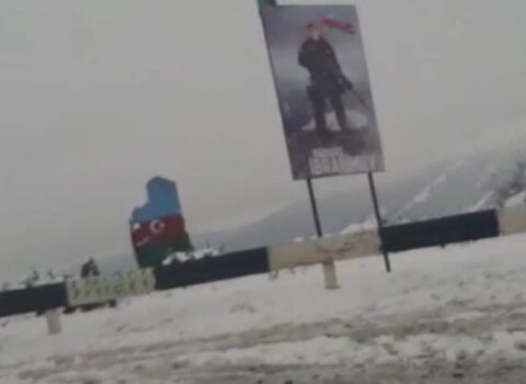 Düşmənin sipər kimi istifadə etdiyi daşın yanında Mübarizin şəkli ucaldıldı – FOTO