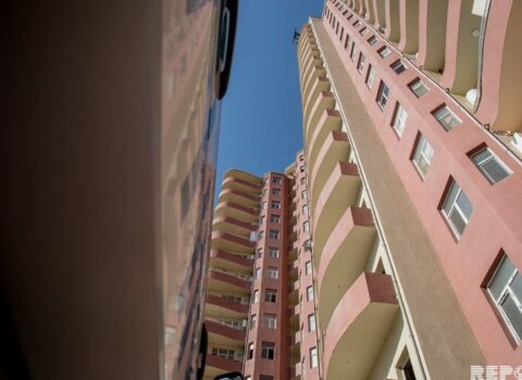 Bakıda gənc qız özünü 5-ci mərtəbədən atdı