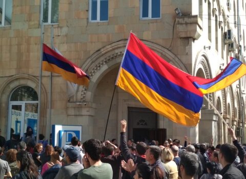 Yerevanda aksiyaçılar Müdafiə Nazirliyinə gedən yolu bağladı