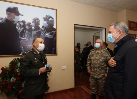 Şəhid tankçımızın cibindən tapılan şəkil Hulusi Akarı duyğulandırdı – FOTO