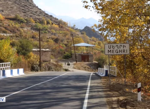 Ermənistana yük daşıyan Iran maşını aşdı – Xeyli sayda yaralı var