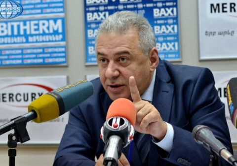 Ermənistanın Müdafiə naziri Rusiya hərbi bazasına getdi – Erməni KİV