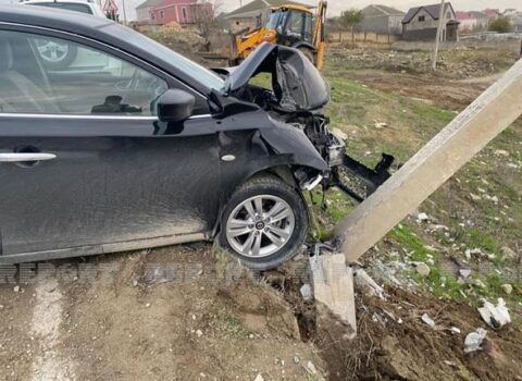 Bakıda QƏZA: “Nissan Sentra” işıq dirəyinə çırpıldı – FOTOLAR