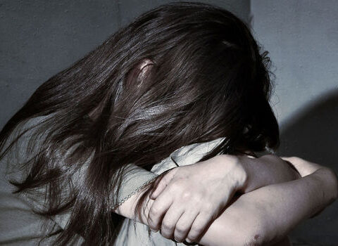 Ata iki övladının başını kəsib digərlərinə göstərdi