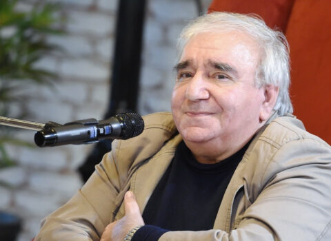 Xalq şairi ona hədiyyə edilən evi şəhid ailəsinə BAĞIŞLADI