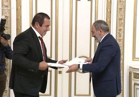 Çarukyanın Paşinyanla görüşü 3 dəqiqə çəkdi