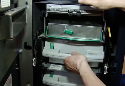 Nəzarətçi işlədiyi mağazadakı ödəmə terminalından oğurluq edən saxlanıldı – FOTOLAR