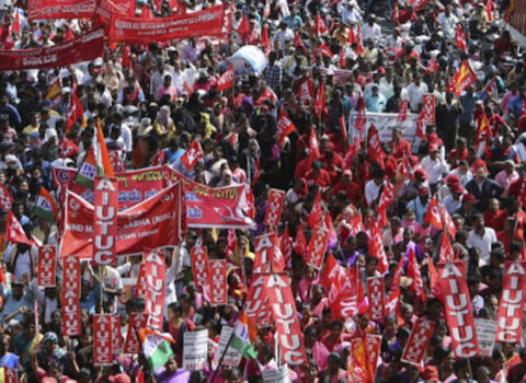 Hindistan AYAĞA QALXDI