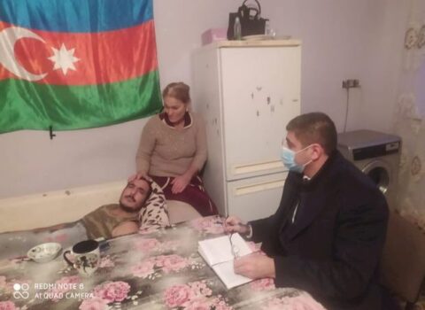 Nazirlik rəsmiləri Vətən müharibəsi qazisinə baş çəkdi – FOTO