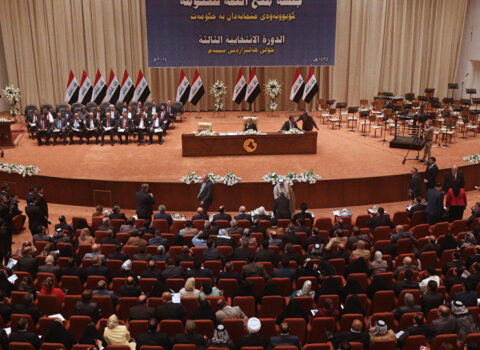 Deputatlar bir-birinə silah çəkdi, qan töküldü