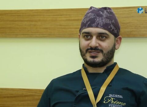 “Ali Baş Komandanın şəklini görən yaralı əsgər ayağa qalxıb hərbi salam verdi”