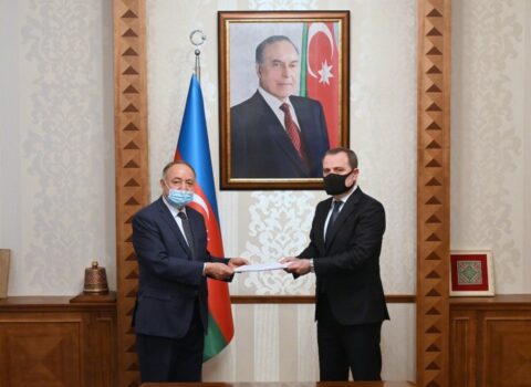 Ceyhun Bayramov yeni səfirin etimadnaməsinin surətini qəbul etdi