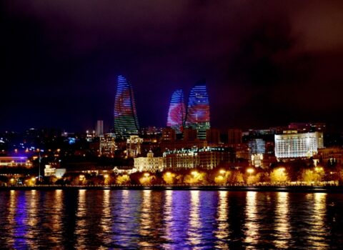 Bakıda bu yerlər Azərbaycan bayrağı ilə işıqlandırıldı – FOTO