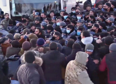 Etirazçılar Paşinyanın Sünik bölgəsinə girişinə icazə vermir: Polislə əhali arasında qarşıdurma – VİDEO