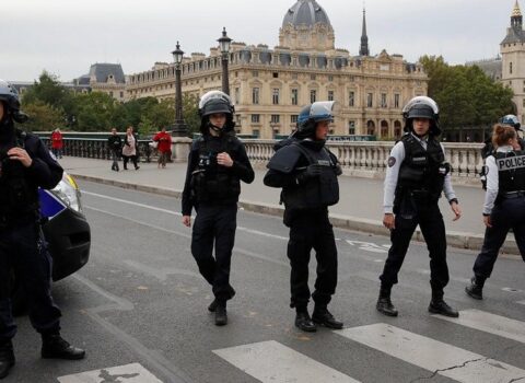 Parisin yaxınlığındakı məscidə hücum edildi