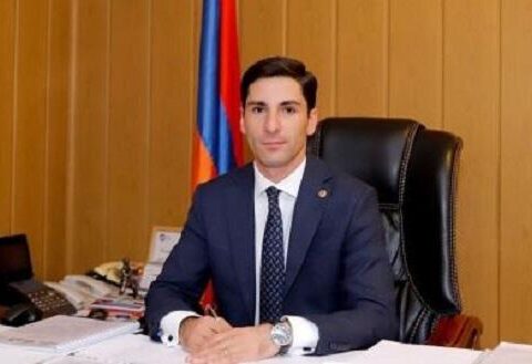 Daha bir istefa: Nikolun ətrafı aradan çıxır