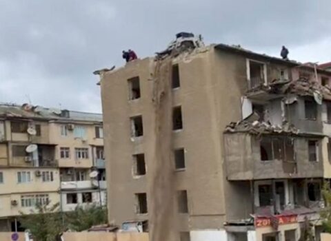 Bakıda bina söküntüsündən dəhşətli görüntülər – VİDEO