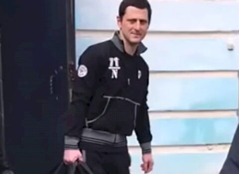 Məşhur “qanuni oğru” məhkəmə zalından qaçdı