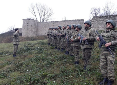 Şuşa qalasında şəhidlərin xatirəsinə sayğı duruşu – FOTO
