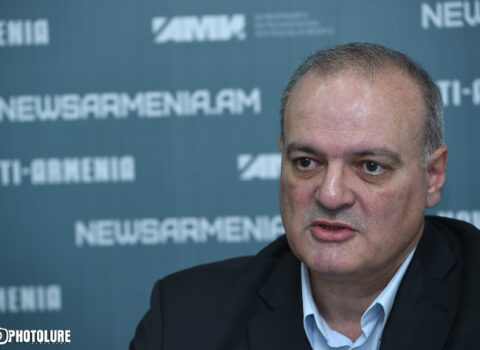 Viqen Akobyan: “Paşinyan istefası üçün iki məsələni həll etməlidir”
