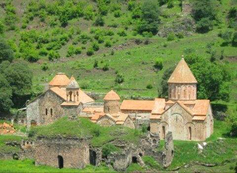 İbadət, yoxsa casusluq: erməni keşişlər Kəlbəcərə niyə qayıtdı?