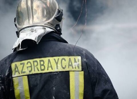 Siyəzəndə birmərtəbəli ev yandı