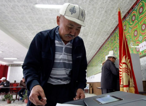 Qırğızıstanda növbədənkənar prezident seçkiləri və referendum keçirilir