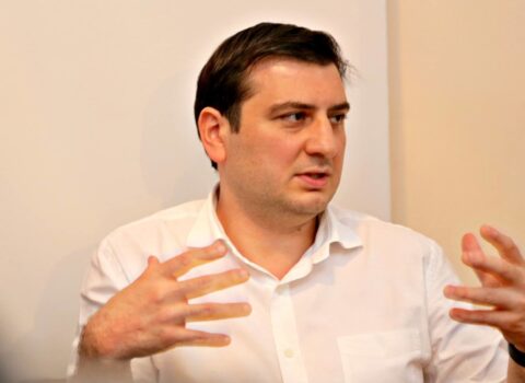 Azər Qasımlının işində zərərçəkmiş: Uşağımı qaçırmaqla hədələyirdi