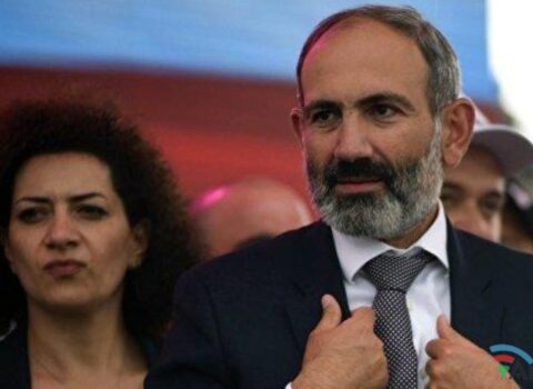 Paşinyanın həyat yoldaşı və qızları Moskvada qışqırıqla qarşılandı: “Xainlər”