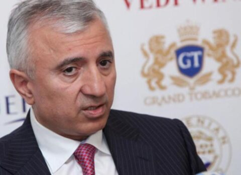 “Bütün dövlət rəmzlərini dəyişdirmək lazımdır” –  Keçmiş nazirdən Paşinyana DƏSTƏK