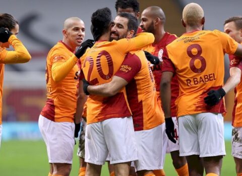“Qalatasaray” səfərdə rəqibini darmadağın etdi