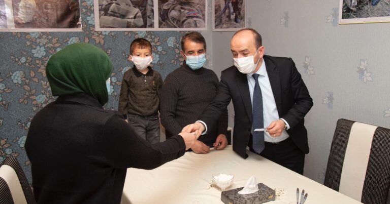 Daha 3 şəhid ailəsinə təqaüd kartları təqdim edildi – FOTO Daha 3 şəhid ailəsinə təqaüd kartları təqdim edildi – FOTO