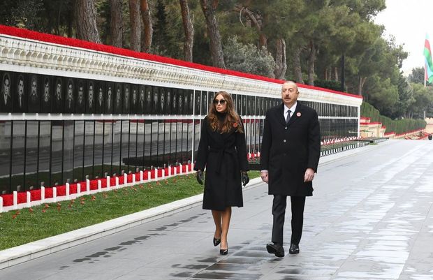Prezident və xanımı Şəhidlər Xiyabanını ziyarət etdilər – FOTOLAR Prezident və xanımı Şəhidlər Xiyabanını ziyarət etdilər – FOTOLAR