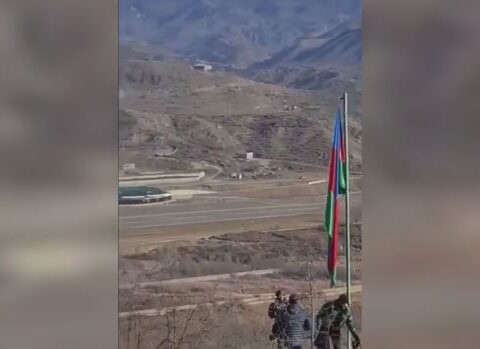 Şanlı bayrağımız Qafan hava limanının qarşısında – VİDEO