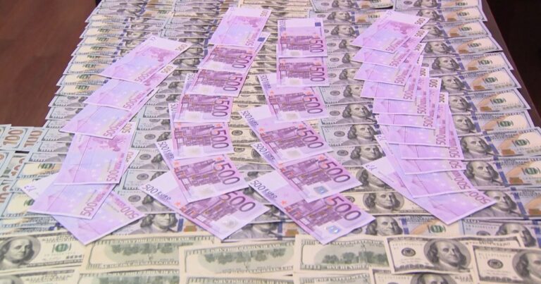 Bakıda 1 dolları bu qiymətə satan saxlanıldı – VİDEO Bakıda 1 dolları bu qiymətə satan saxlanıldı – VİDEO