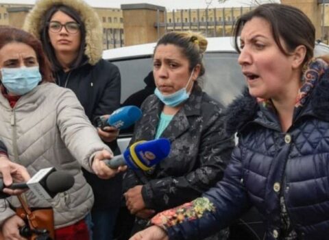 İtkin erməni hərbçilərin valideynləri oturaq aksiya keçirirlər