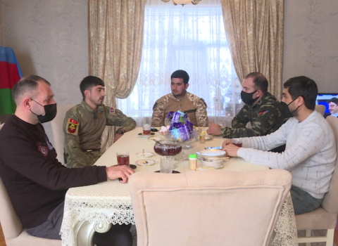 Əsgər ona ayrılan pulu şəhid ailəsinə bağışladı – FOTO