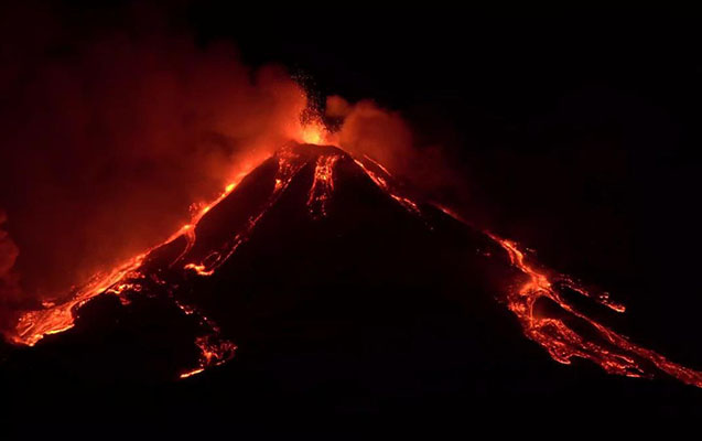 Dünyanın ən böyük aktiv vulkanı püskürdü