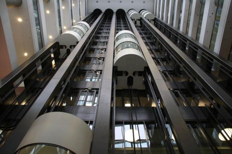 Bakının mərkəzində restoranda lift qırıldı - İki nəfər ağır xəsarət aldı