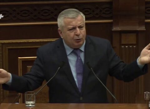 Erməni deputat: Sərhəddəki əhaliyə silah paylayaq