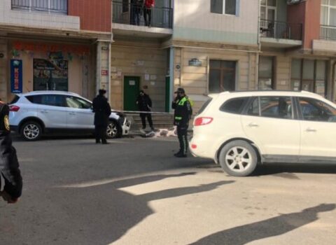 Bakıda kişi özünü 18 mərtəbəli binadan atdı – VİDEO – YENİLƏNİB