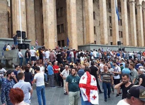 “Ölkəni açın”: Tiflisdə aksiyalar başladı – VİDEO