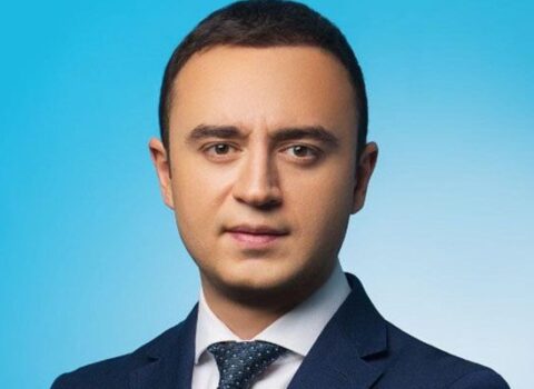 Yazıçı deputatı biabır etdi: “Birinci sinifə göndərmək lazımdır” – FOTO