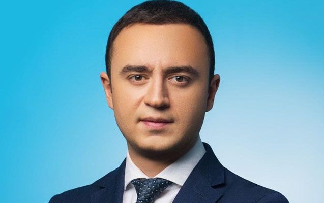 Yazıçı deputatı biabır etdi: “Birinci sinifə göndərmək lazımdır” – FOTO Yazıçı deputatı biabır etdi: “Birinci sinifə göndərmək lazımdır” – FOTO