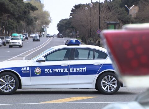 Yol polisi içkili halda maşın sürən vəzifəli şəxsi saxladı – VİDEO