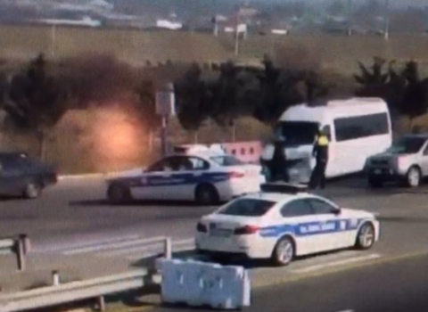 Nəvai postunda avtobusu polisin üstünə sürdü – ANBAAN VİDEO