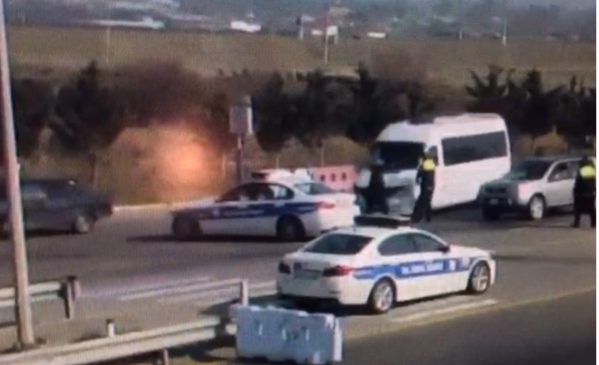 Nəvai postunda avtobusu polisin üstünə sürdü – ANBAAN VİDEO Nəvai postunda avtobusu polisin üstünə sürdü – ANBAAN VİDEO